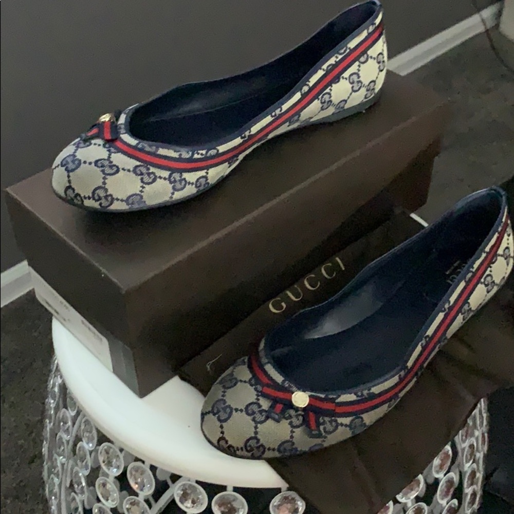 Authentic Gucci Flats in Beige and Navy Blue